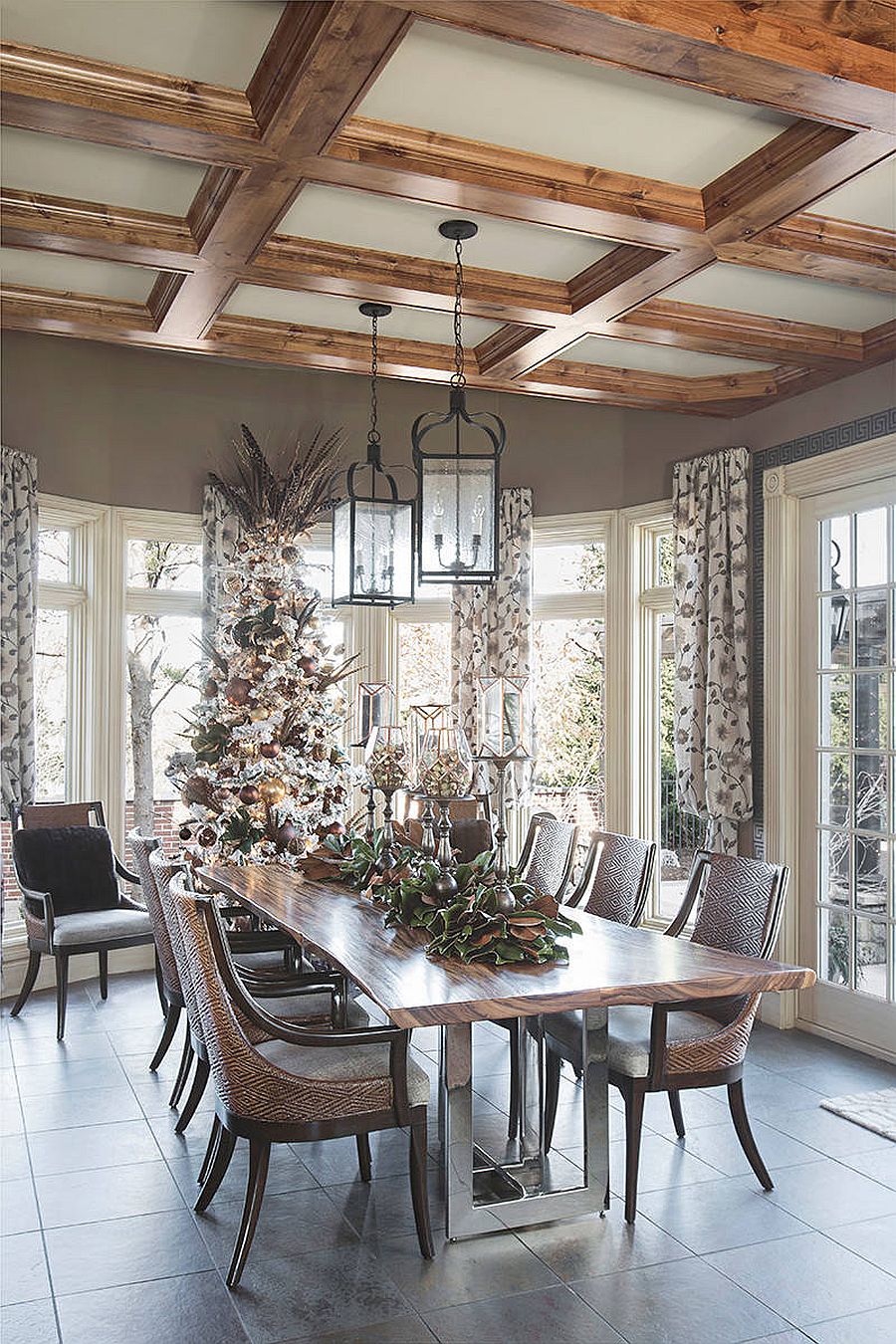 Choose the right color scheme for your holiday decorations in the dining room