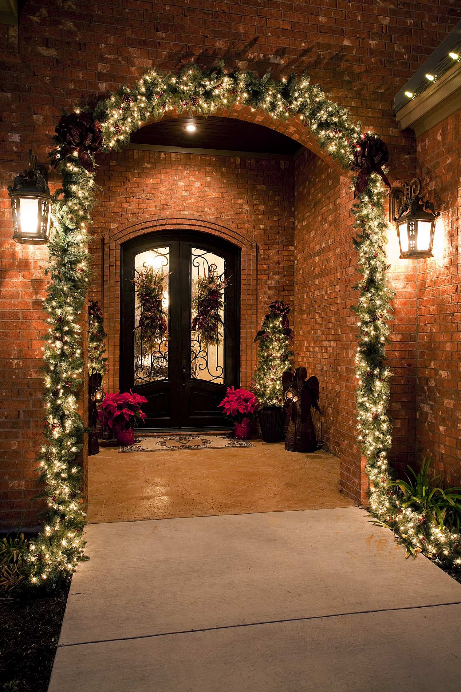 Christmas decorating and lighting ideas for the traditional porch