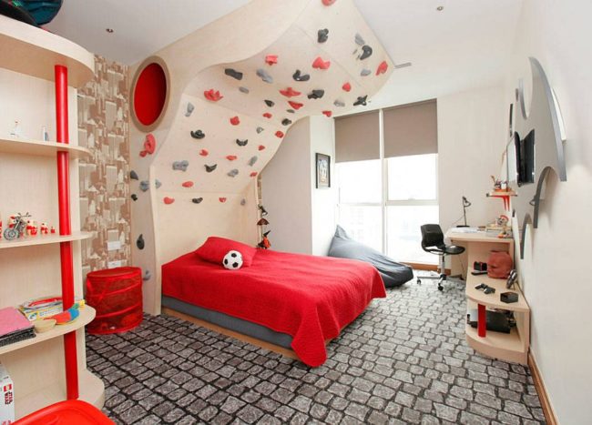 Creative Climbing Walls For The Kids Rooms A More Active Home   Climbing Curved Wall Adds A Different Challenge In The Kids Bedroom 650x467 