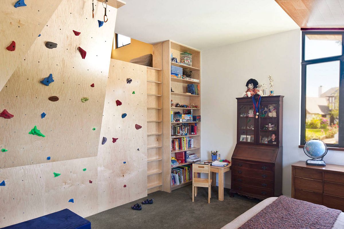 Climbing wall in wood also brings colorful elegance to the modern kids' room