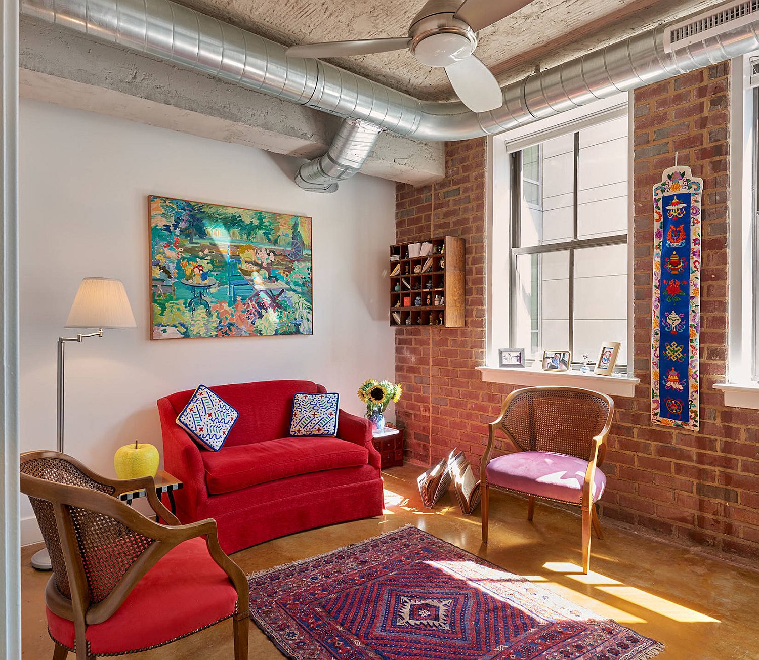 Combining-industrial-and-eclectic-styles-in-the-small-living-room-with-brick-wall-and-concrete-ceiling