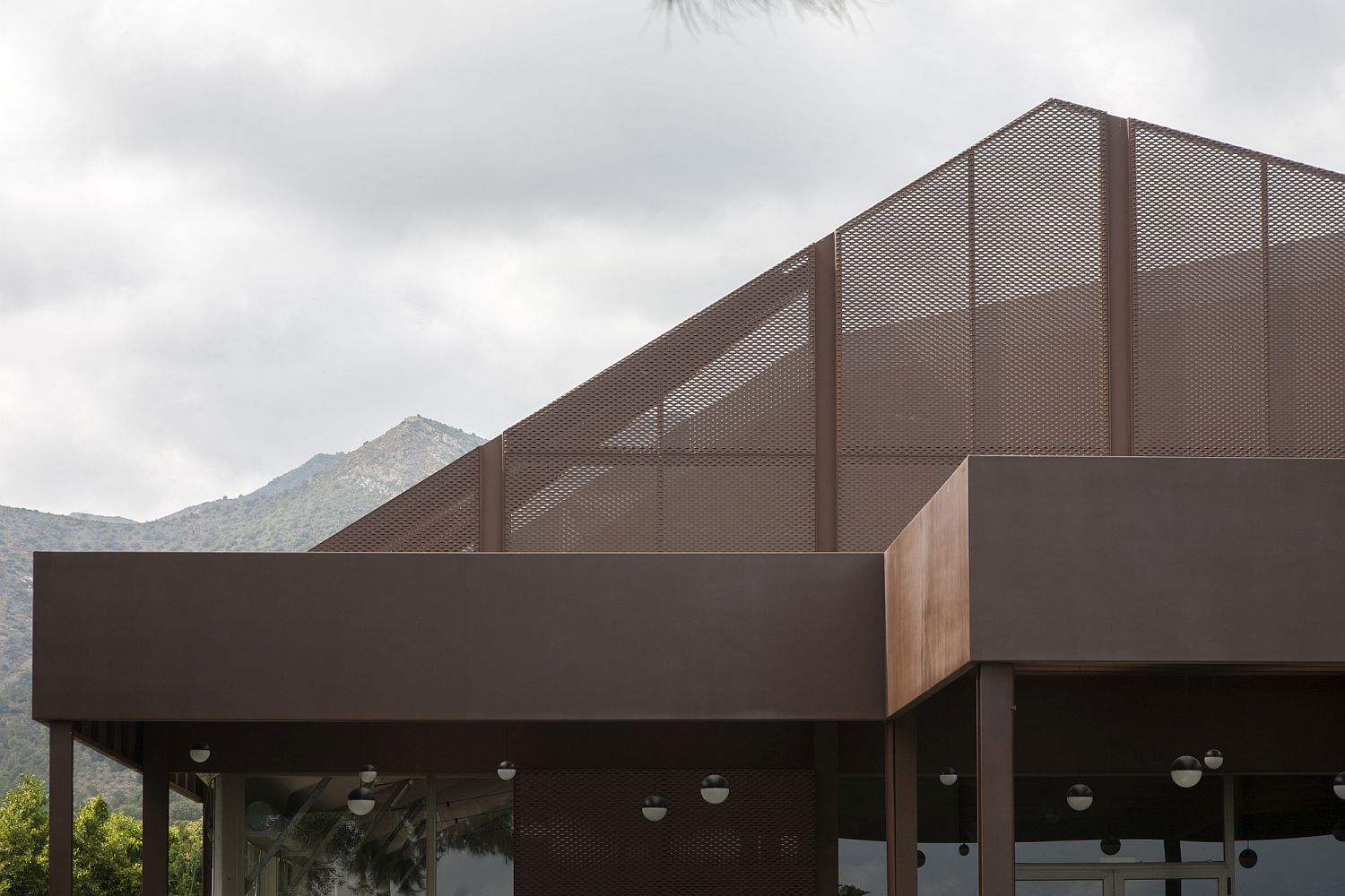 Corten steel reflects the color of the soil while blending different industrial elements