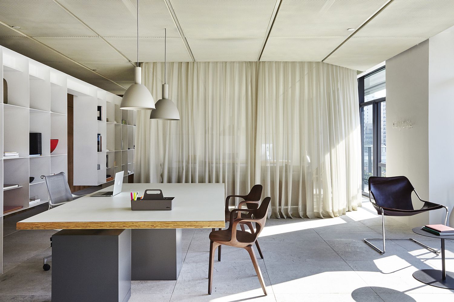 Curtains-delineate-the-private-meeting-rooms-and-work-areas-from-the-public-spaces