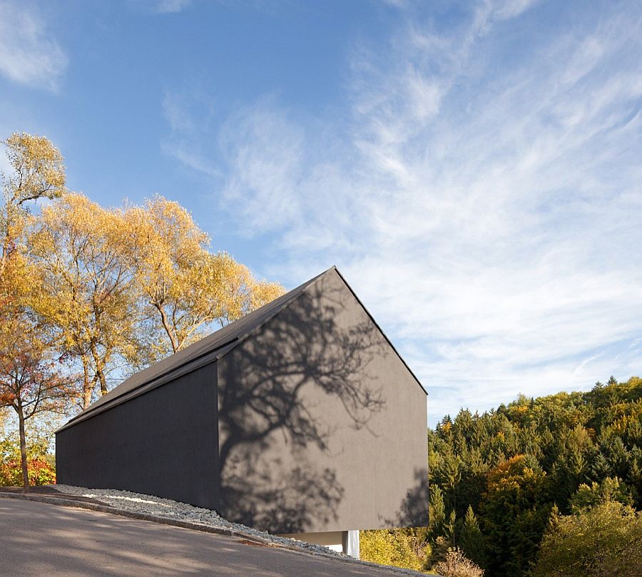 Design of the Studio House allows it to become a part of the hillside landscape