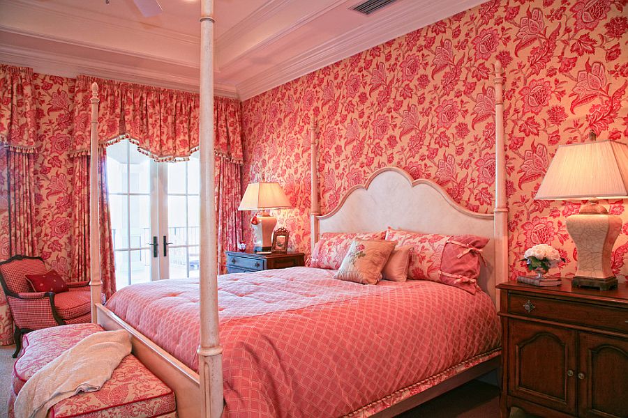 Fabulous room in floral pattern and four-poster bed