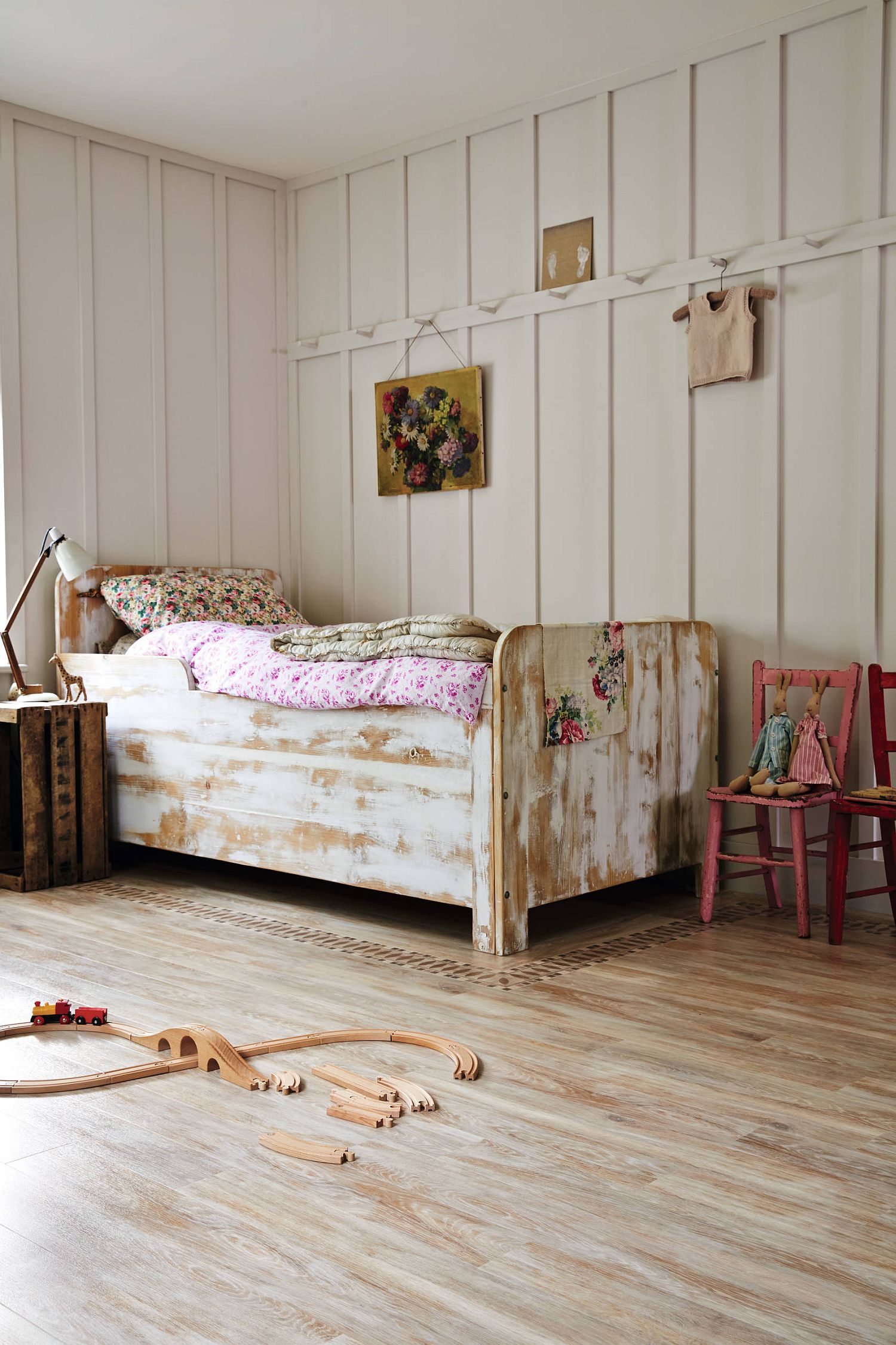 Frame-of-the-bed-adds-to-the-shabby-chic-style-of-the-room-with-its-unpolished-finish