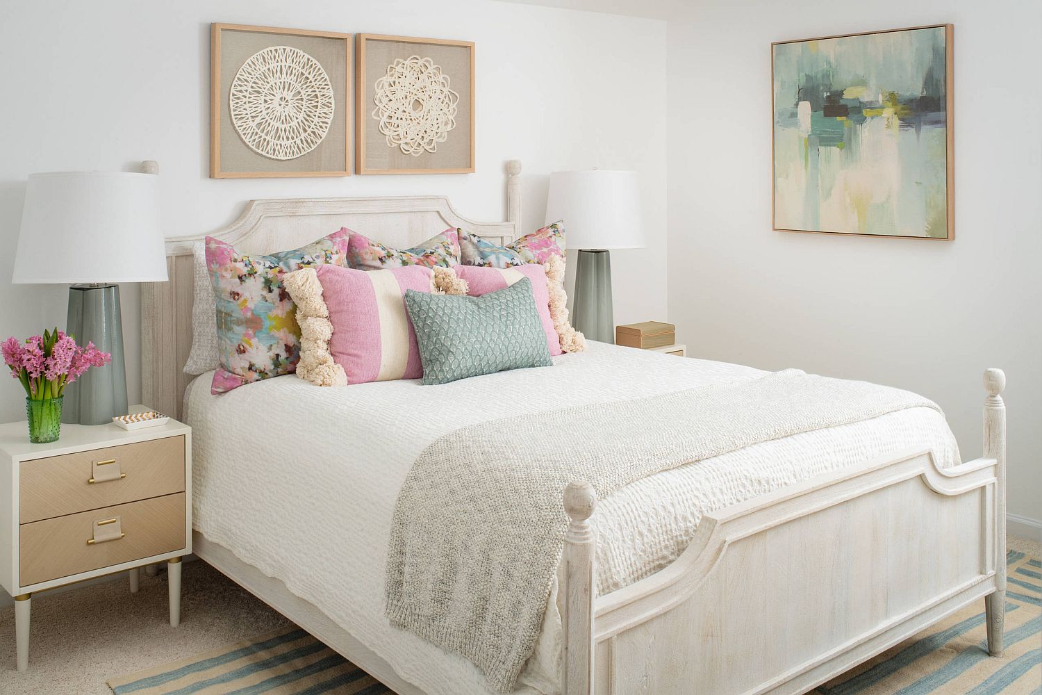 Gentel-pastel-blue-and-pink-accents-for-the-relaxing-bedroom-in-white-with-coastal-chic-style