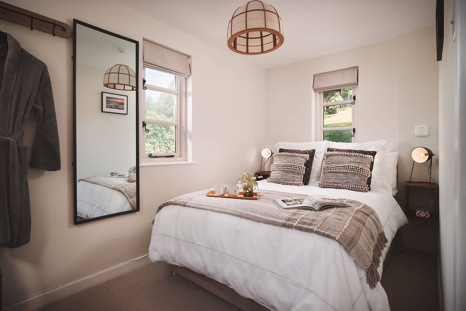 Holiday cottage style coupled with modernity inside the small bedroom in white and wood