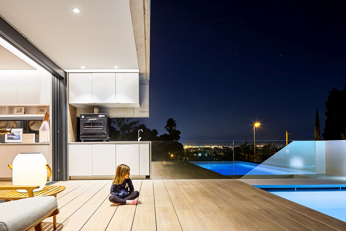 Indoor-and-outdoor-kitchens-along-with-barbecue-area-on-the-porch