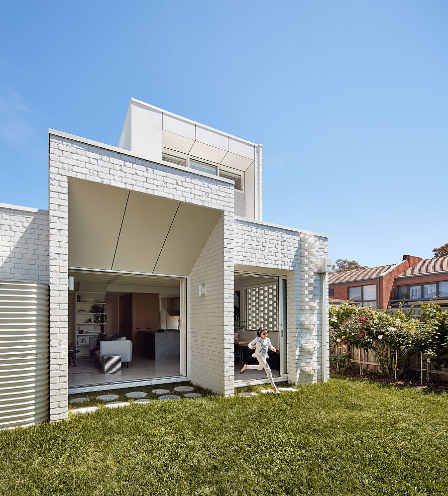 New extension in brick blurs the line between the interior and the garden