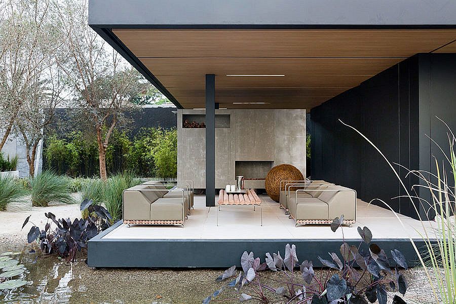 Open-design-of-the-sitting-area-connects-the-interior-with-the-world-outside