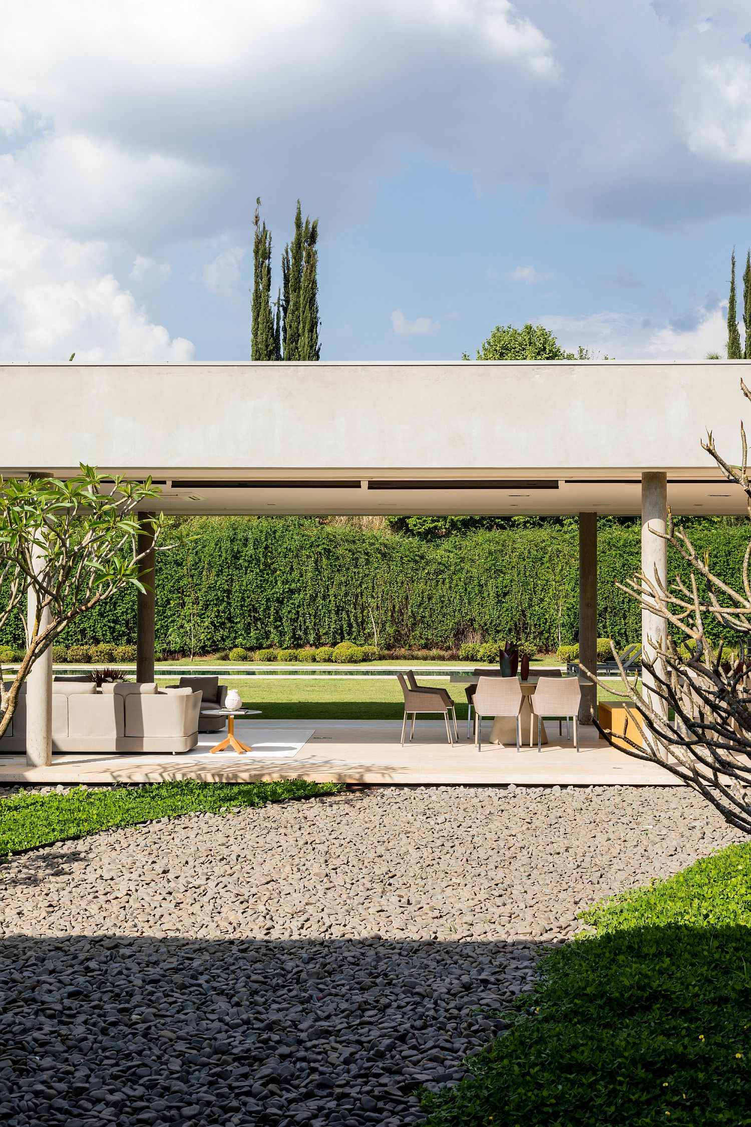 Outdoor pavilion creates a seamless indoor-outdoor interplay inside the Brazilian home