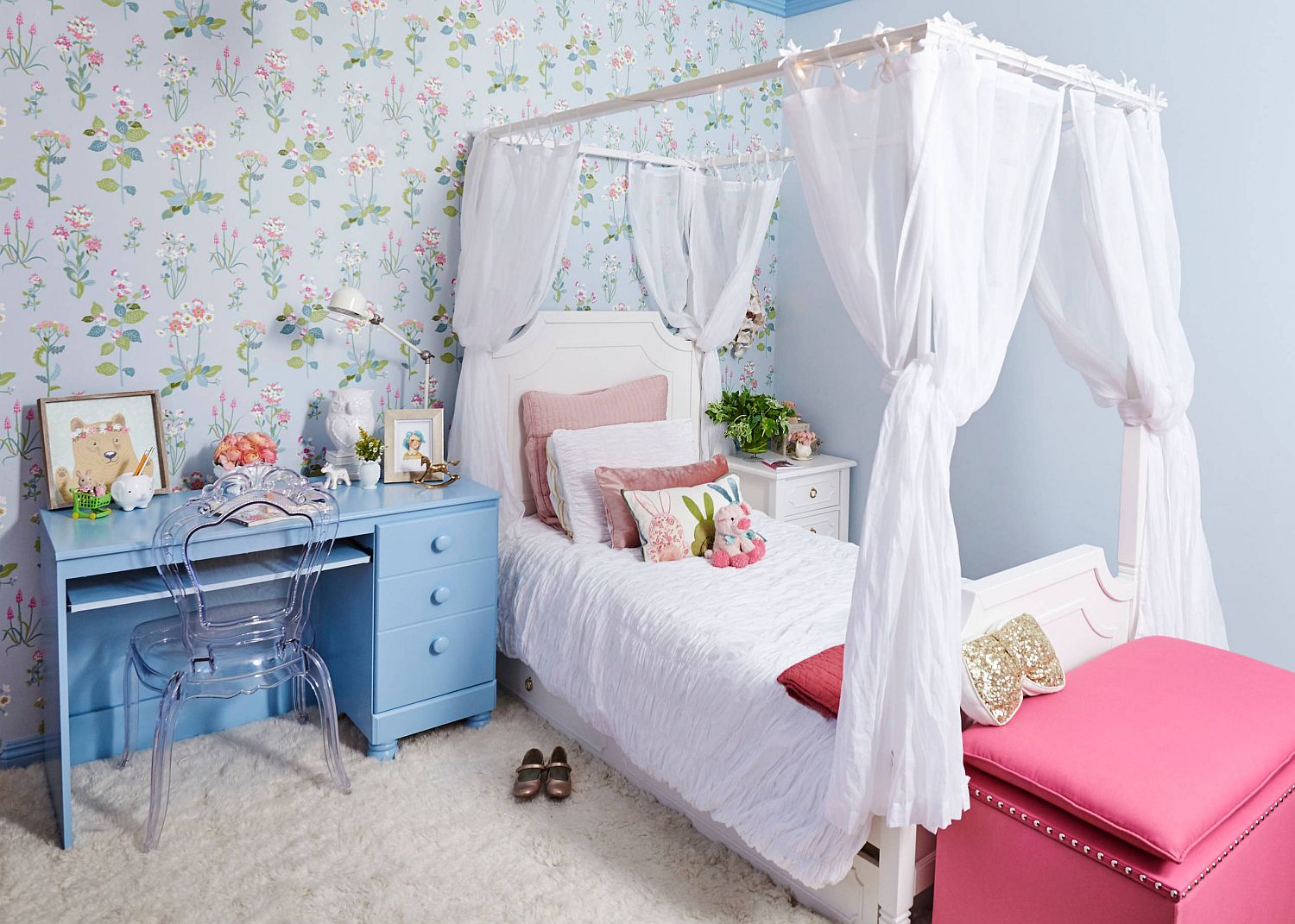 Picture-perfect shabby chic bedroom feels both modern and unique