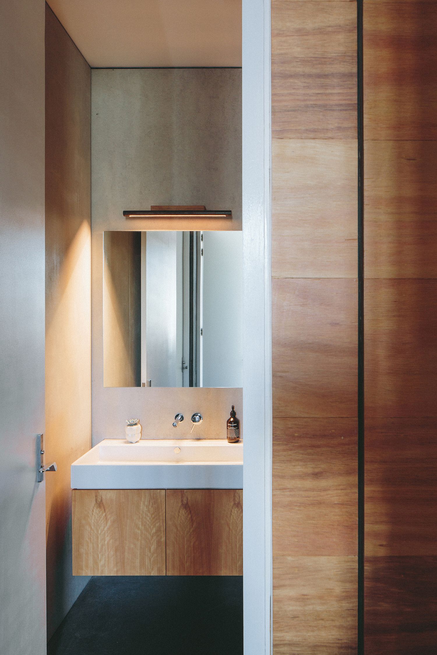 Polished-finishes-inside-the-bathroom-with-smart-lighting