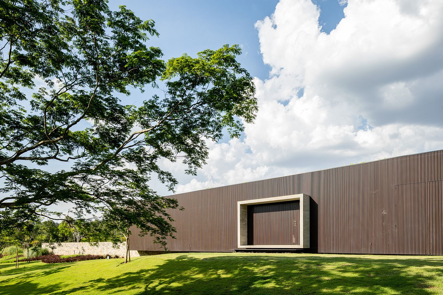 Private and minimal street facade of the Tunnel House in Brazil