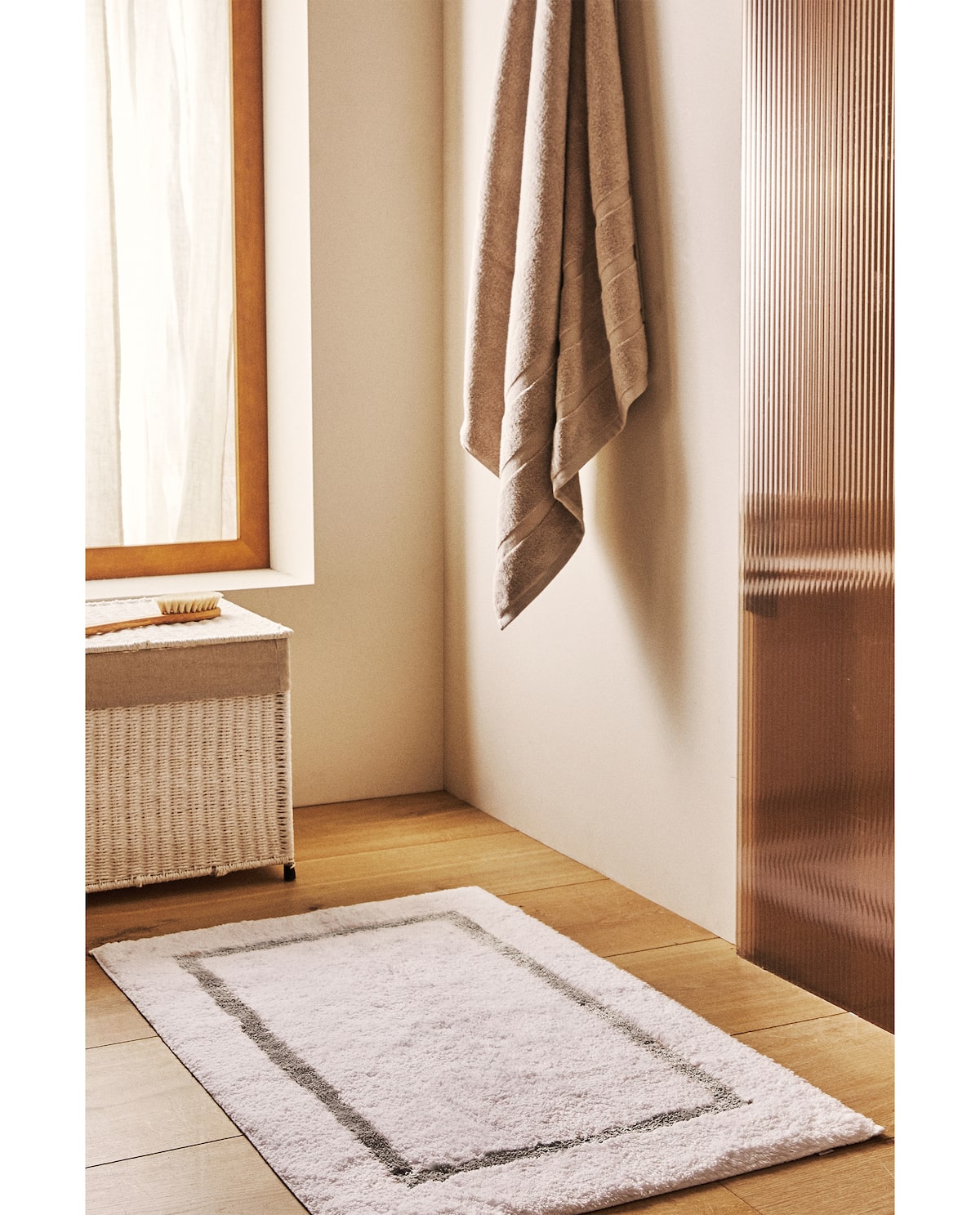 Rectangular bath mat with a border