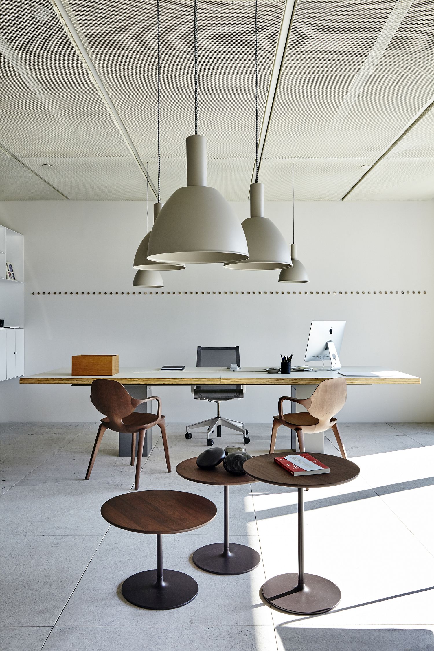 Sleek-and-modern-decor-of-the-office-fits-in-with-its-contemporary-appeal