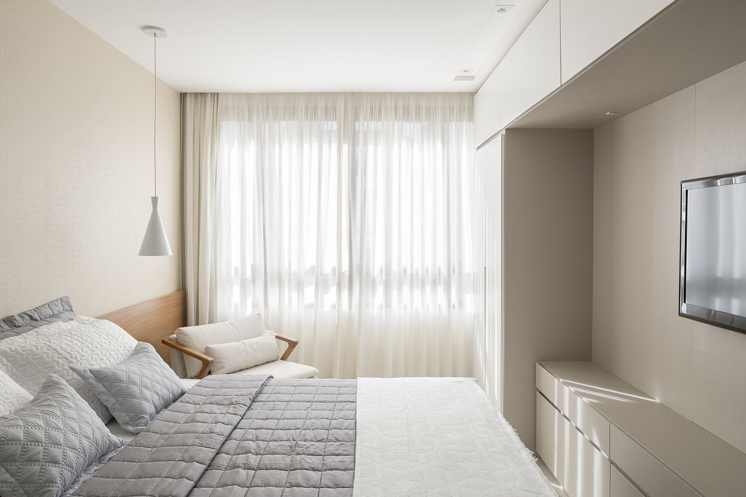 Small-all-white-bedroo-with-smart-lighting-that-saves-space