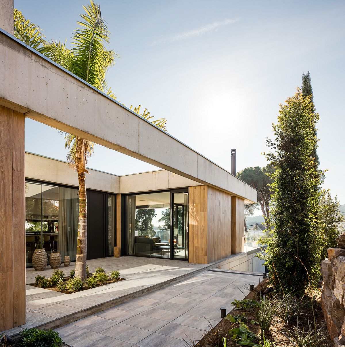 Smart design of the Spanish house with glass walls blurs traditional indoor-outdoor boundaries