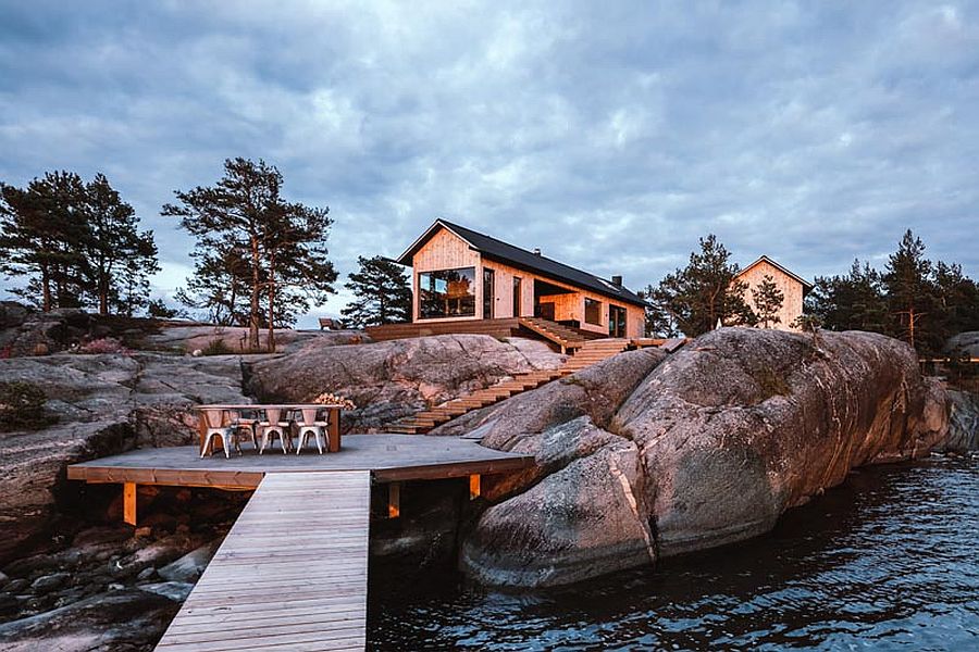 Steps-leading-to-the-deck-along-with-a-great-outdoor-dining-area-on-the-edge-of-water