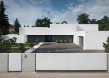 Street-facade-of-the-modern-and-minimal-House-on-the-Line-of-the-Horizon-217x155