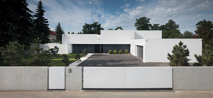 Street facade of the modern and minimal House on the Line of the Horizon