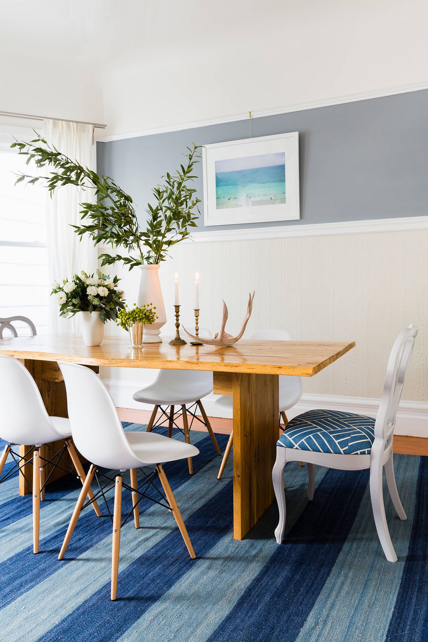 Striped rug in shades of blue for the small contemporary dining room