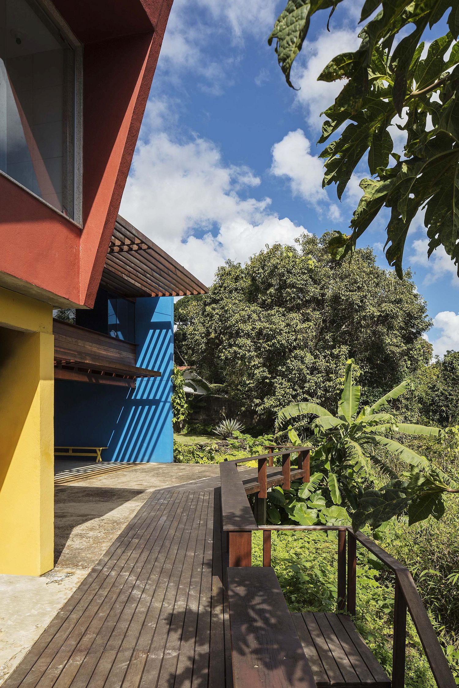 Suspended-concrete-and-wooen-platform-extends-family-house-in-Brazil