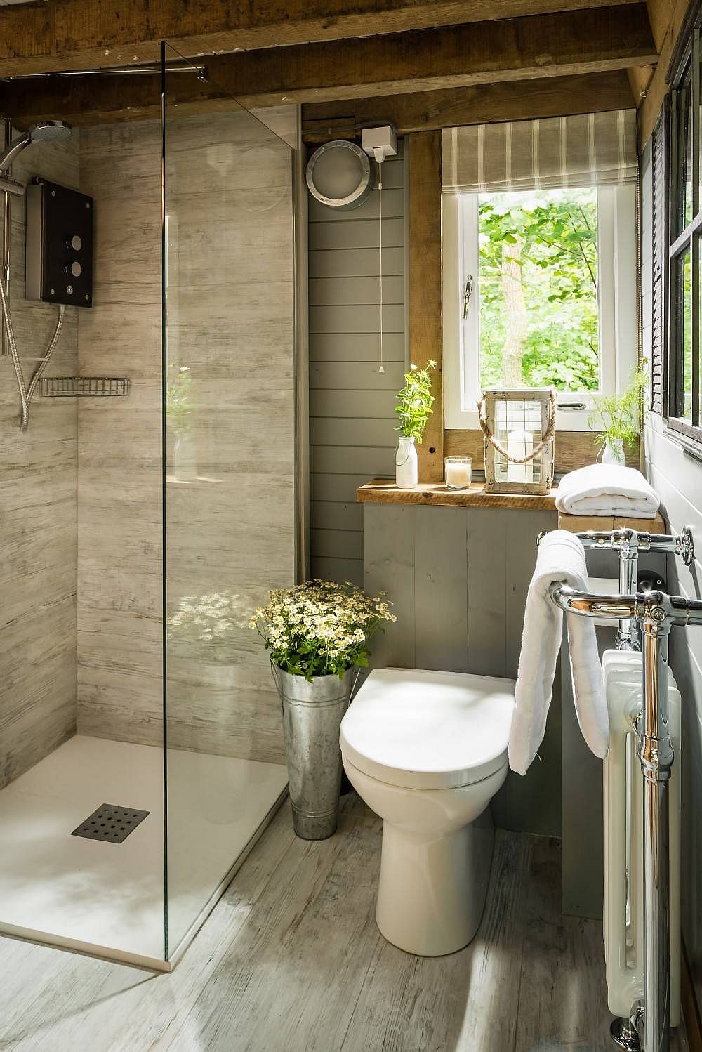 Tiny-rustic-bathroom-in-gray-with-a-dash-of-greenery