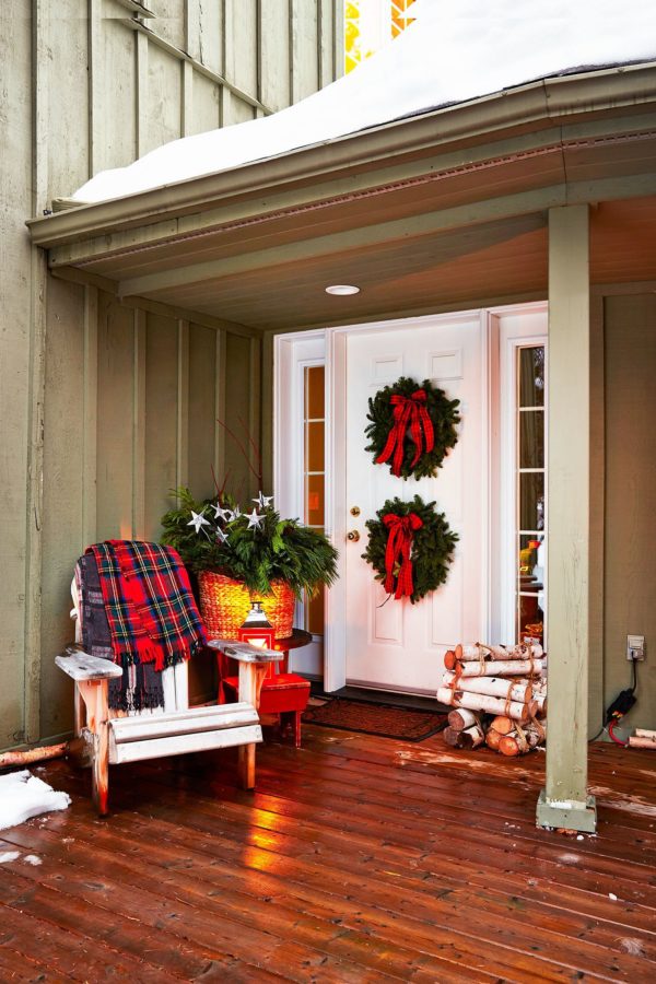 Christmas Porch Decorations: From Garlands and Wreaths to Lights and ...
