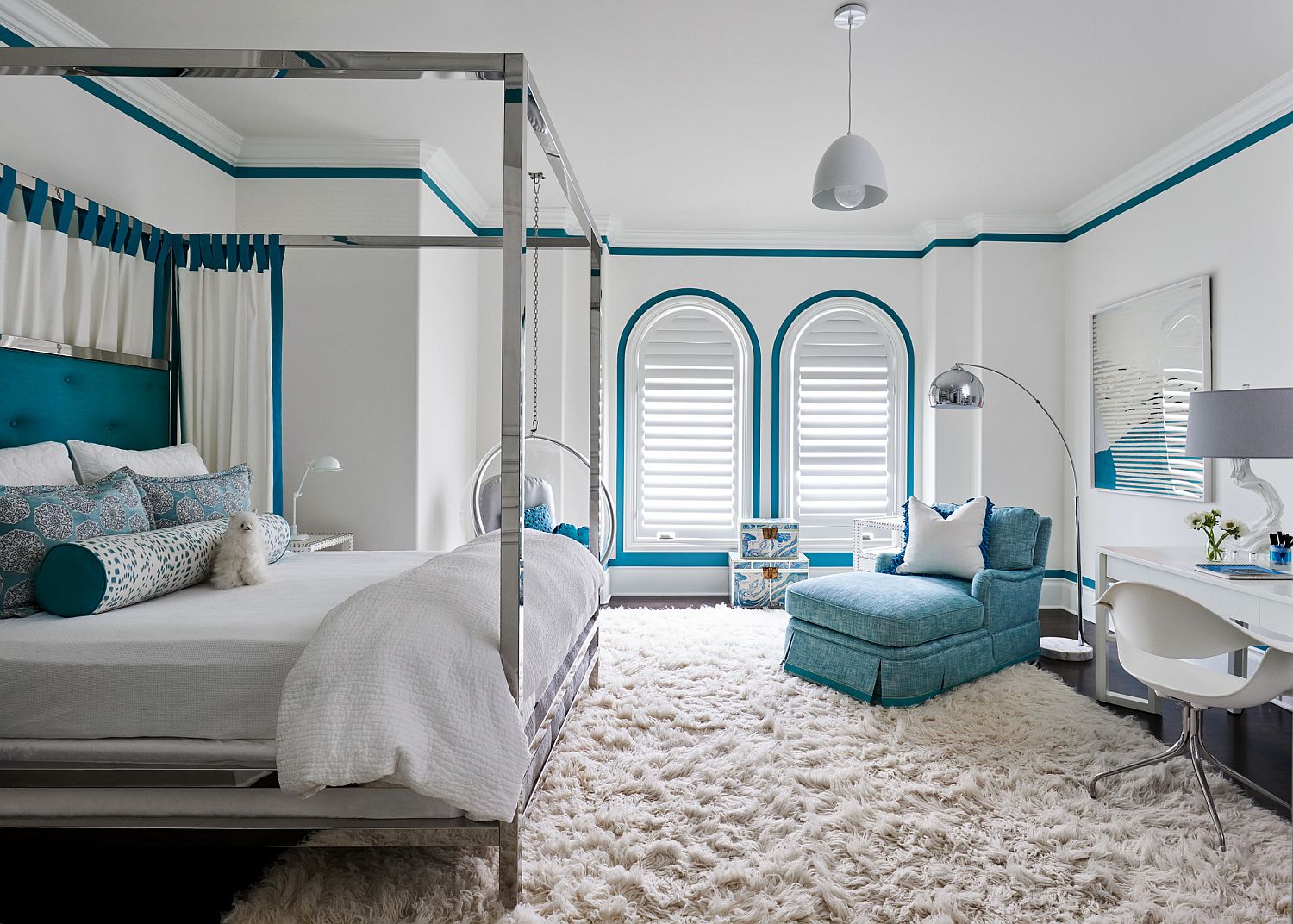 Using bright blue to accentuate features in the white Mediterranean style bedroom