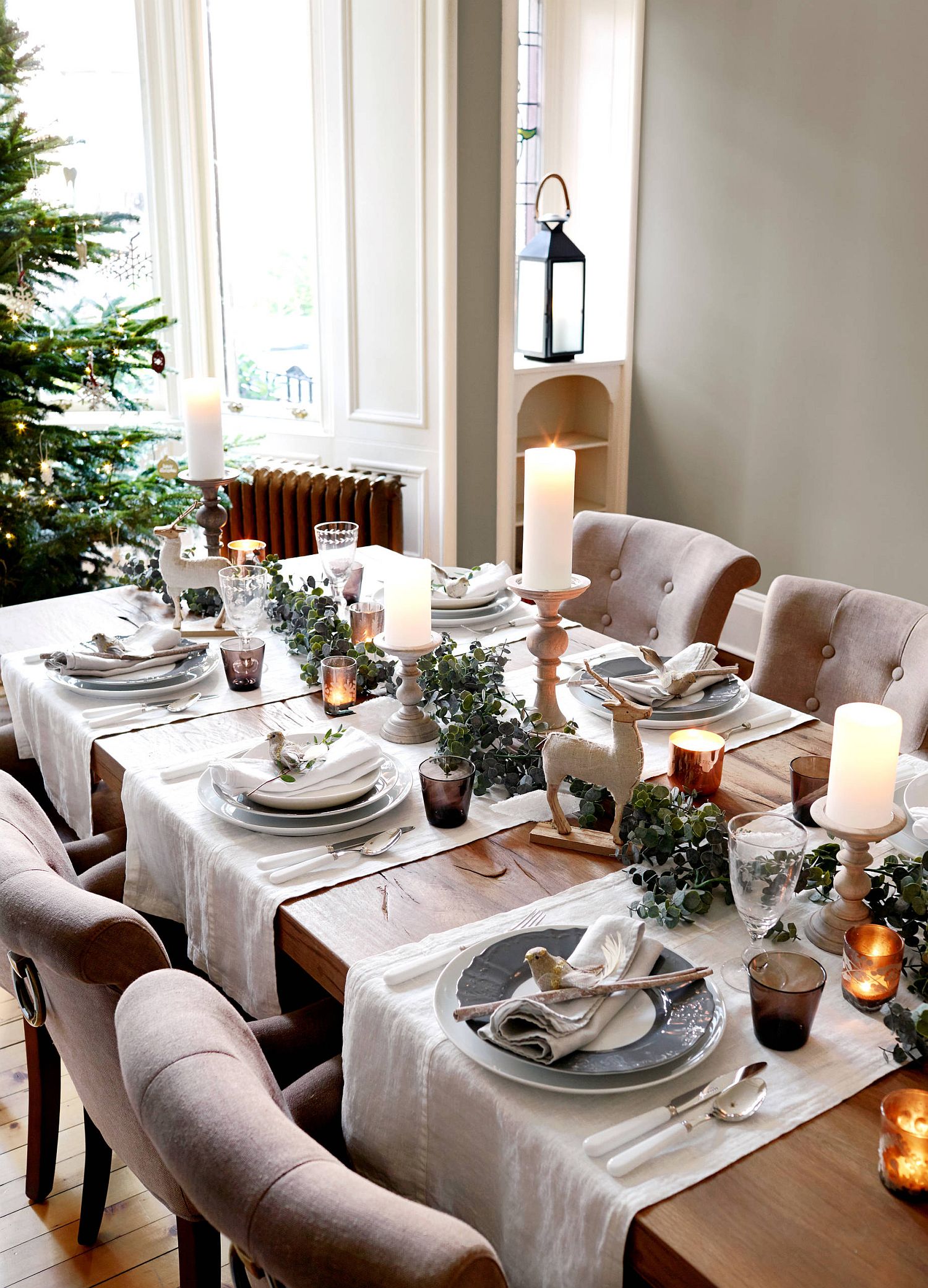 White-and-green-without-a-whole-lot-of-red-makes-for-a-more-elegant-eclectic-Holiday-themed-dining-room