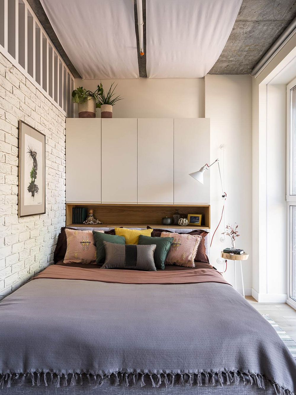 Whitewashed-brick-wall-for-the-tiny-modern-Scandinavian-style-bedroom