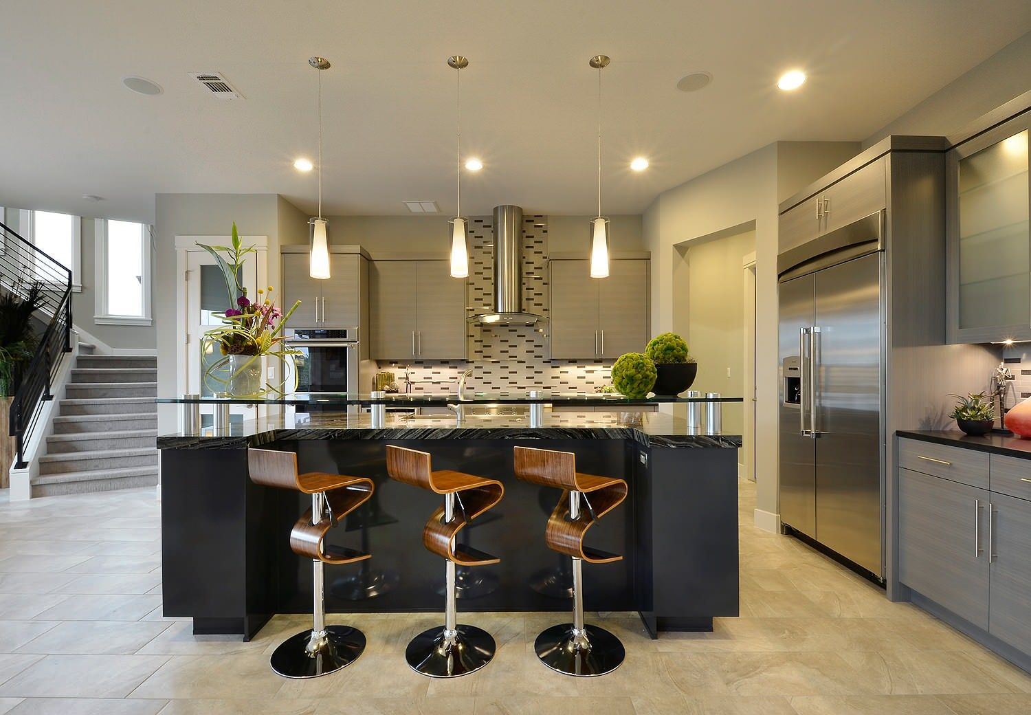 Woodsy bar stools also add geometric style and curvy elegance to the kitchen