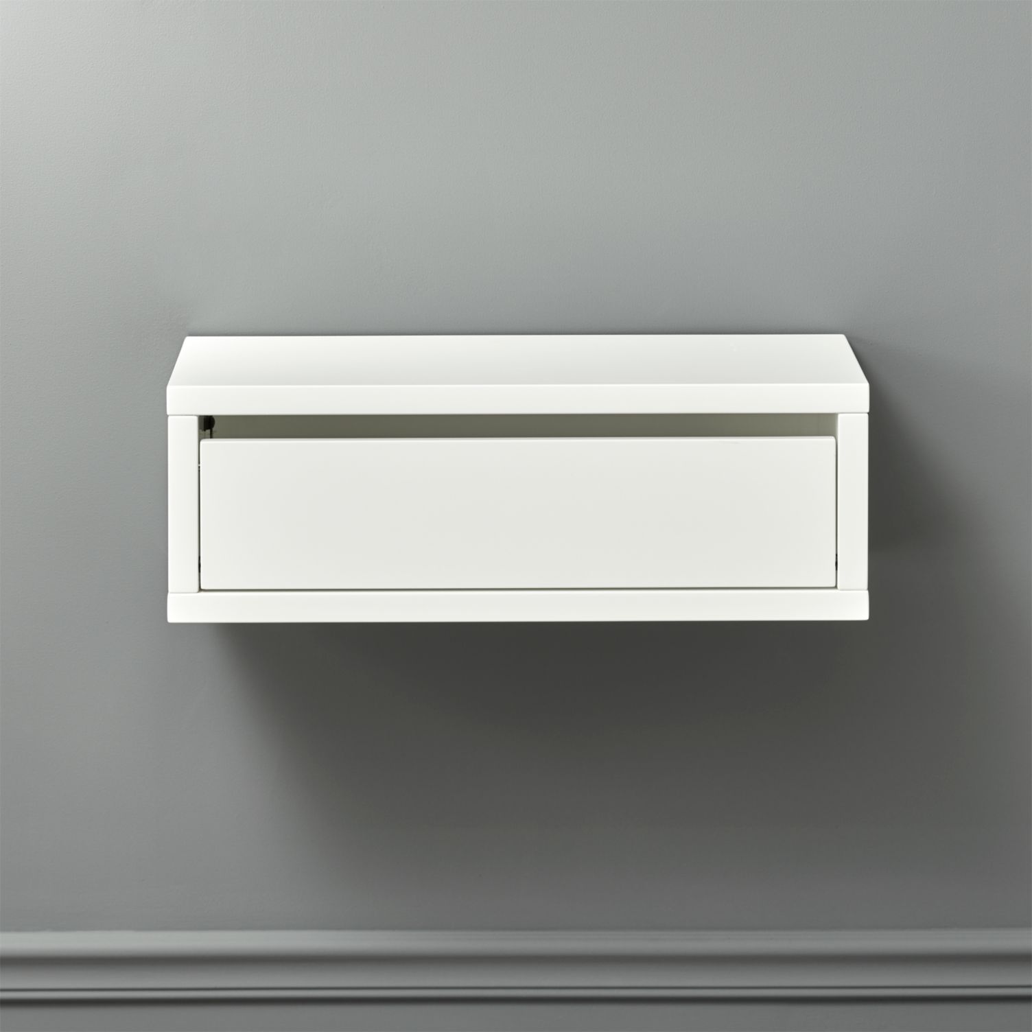 Compact-wall-mounted-shelf
