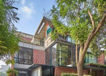 Concrete-brick-and-glass-shape-the-beautiful-and-modern-studio-space-and-house-in-India-217x155
