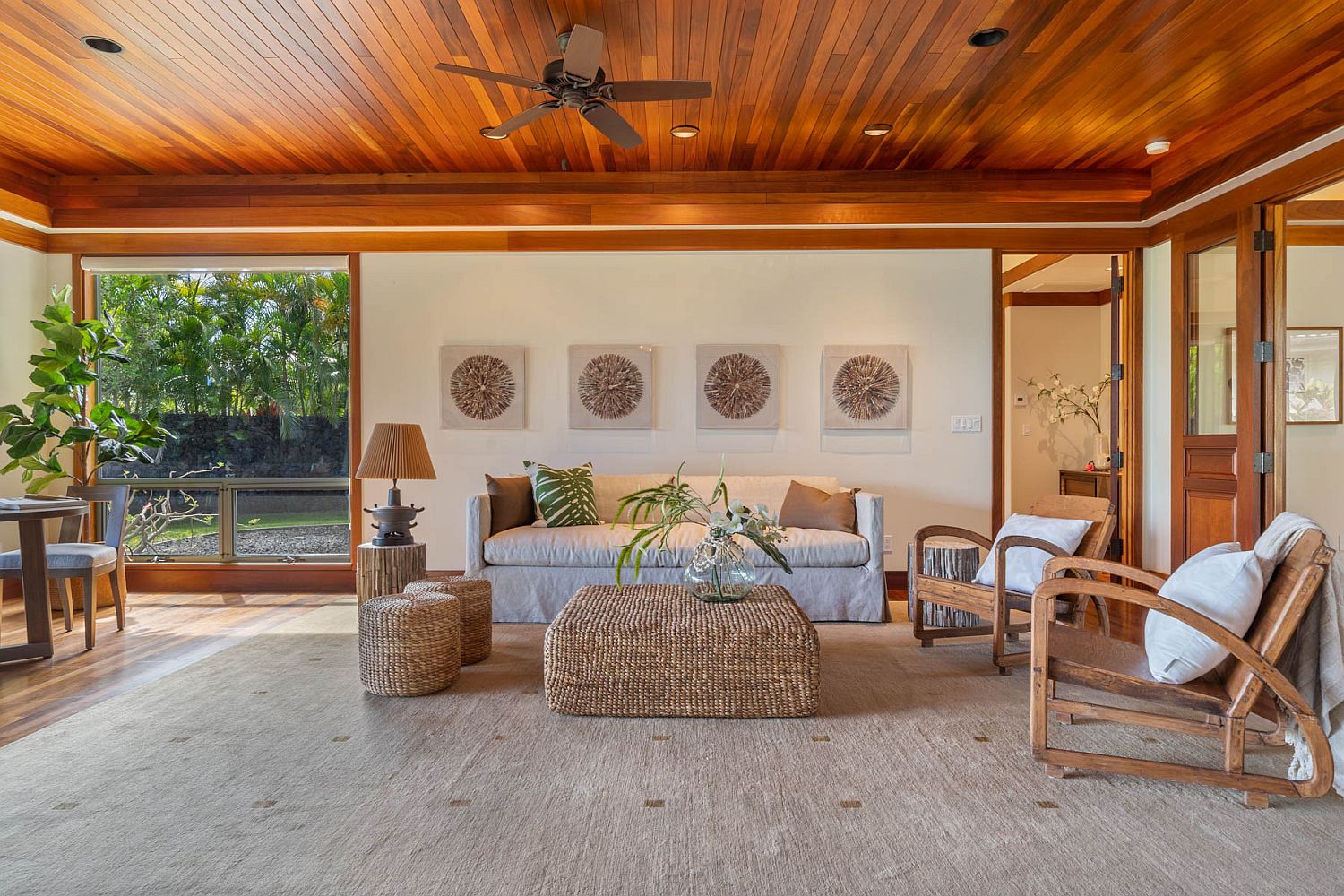 Decor in rattan, wood and bamboo give the room a more authentic tropical appeal