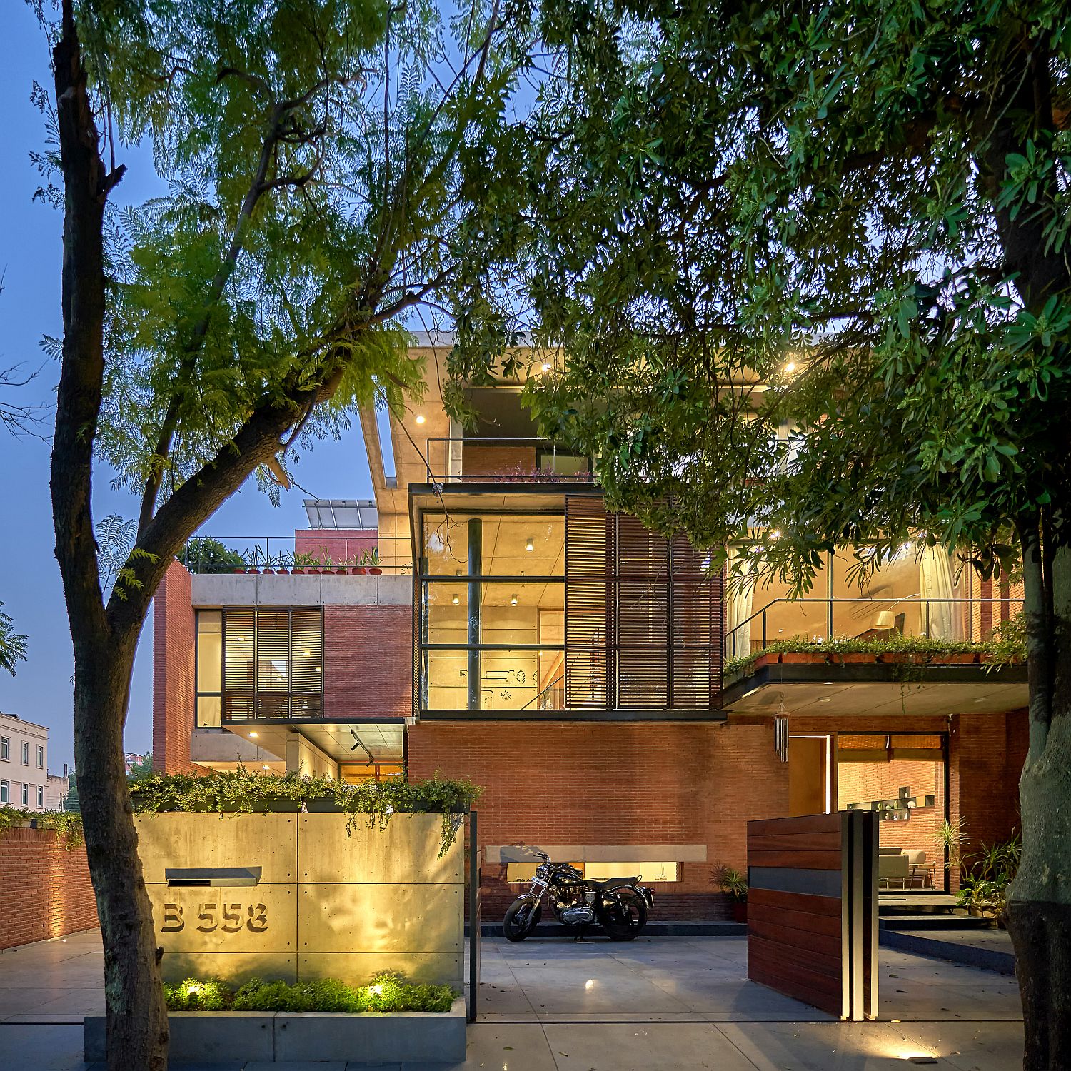 Living and Working in Style: Awesome Studio Space in Brick and Glass Multitasks!