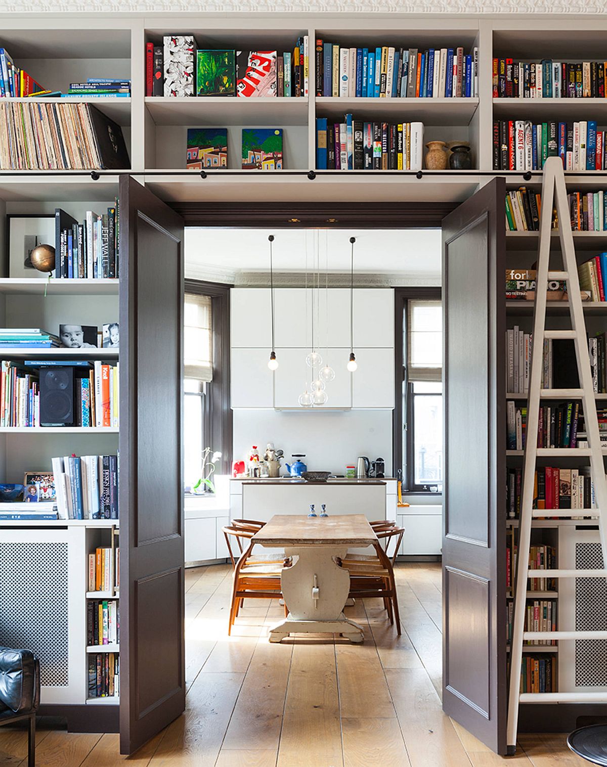 Doorway-with-built-in-shelves-around-it-delineates-the-kitchen-and-the-doorway