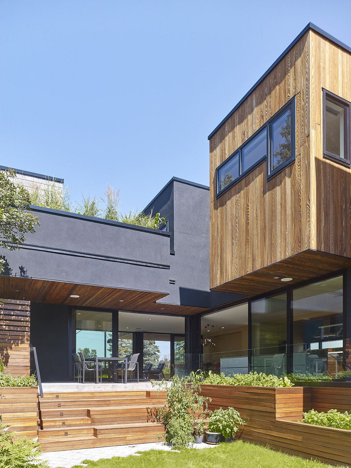 Double-level courtyard of the house with ample greenery