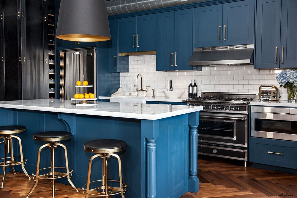 Explore and combine different hues of deep blue in the kitchen for a trendier look