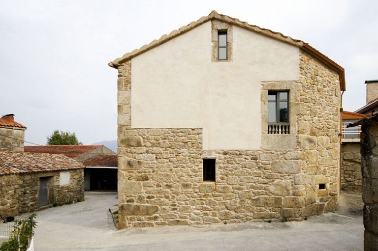 the house is made of stone in spanish