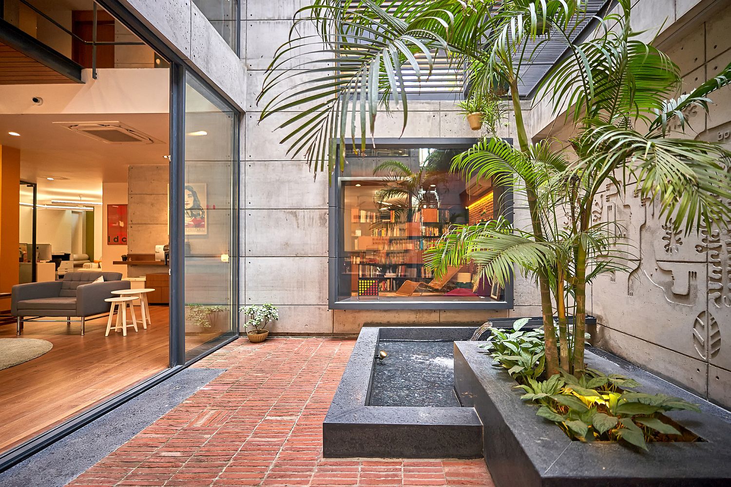 Green area coupled with water feature in the central courtyard