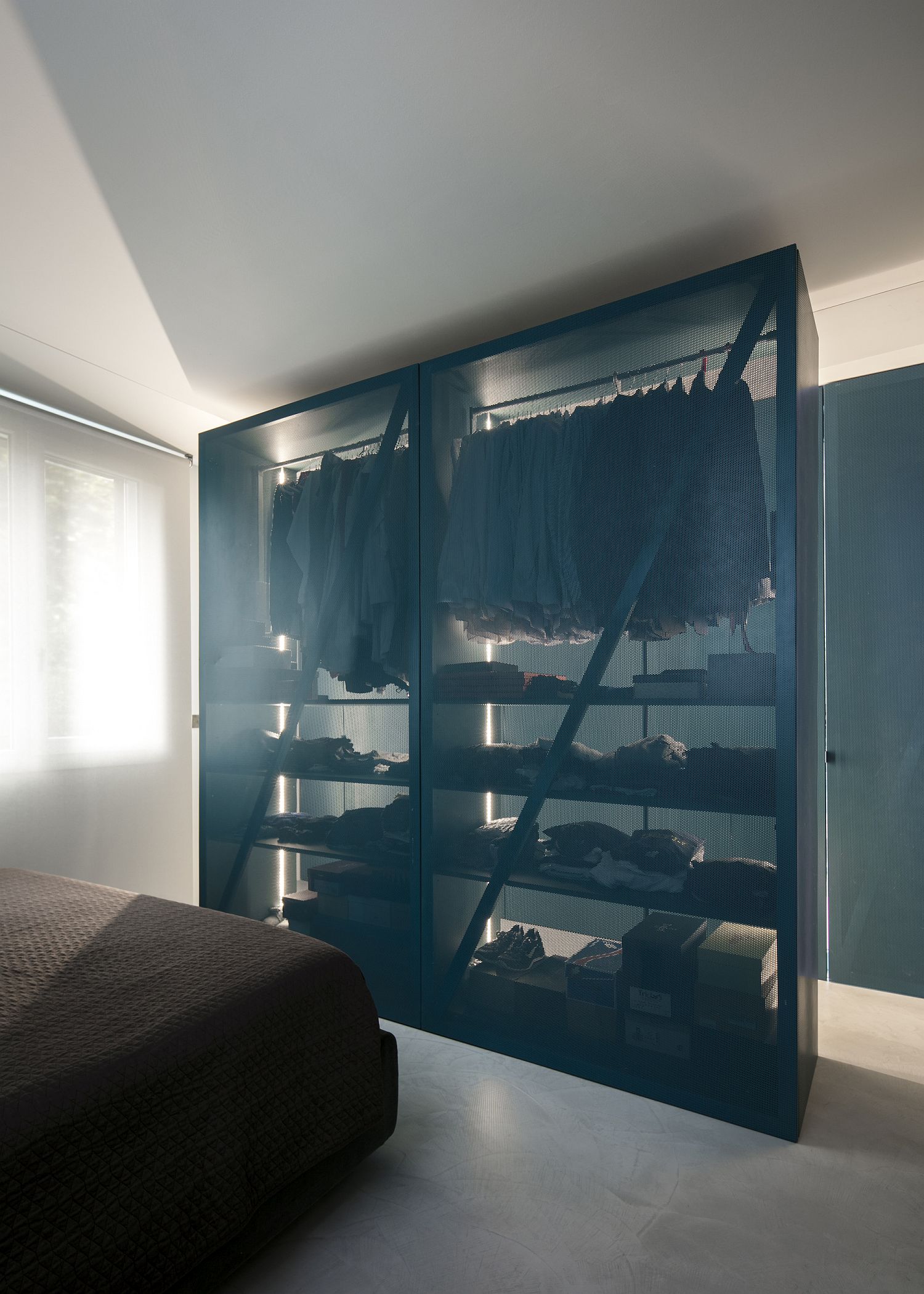 Innovative closet for the bedroom