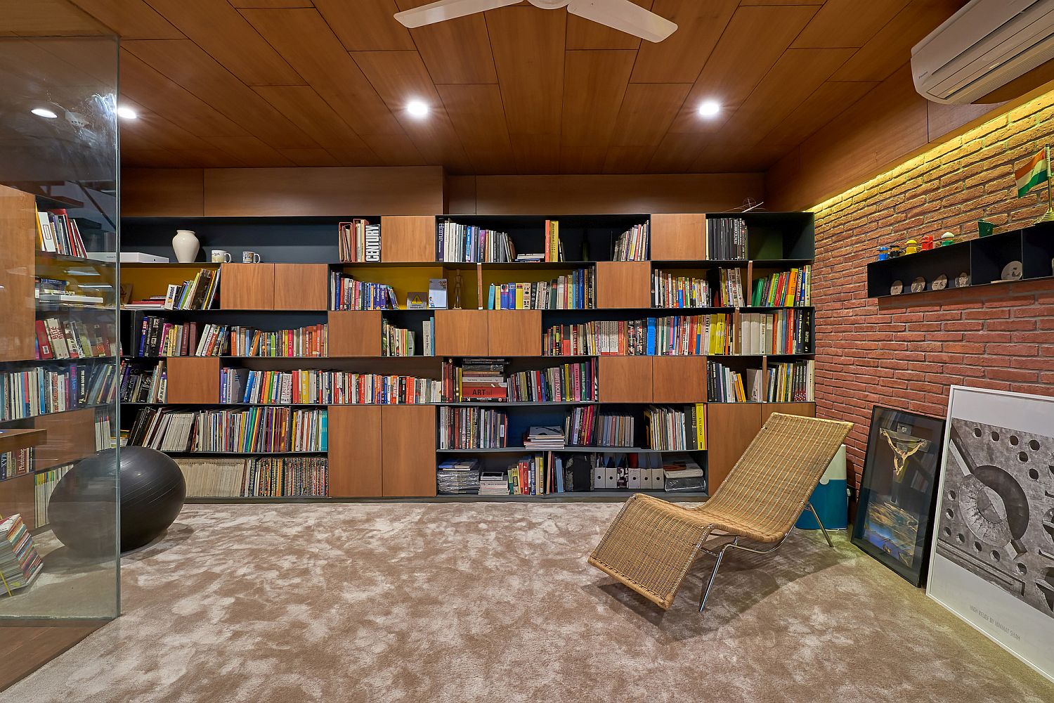 Library in brick, concrete and wood with ample shelf space