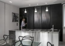 Metallic-backdrop-in-black-for-the-kitchen-in-neutral-hues-217x155