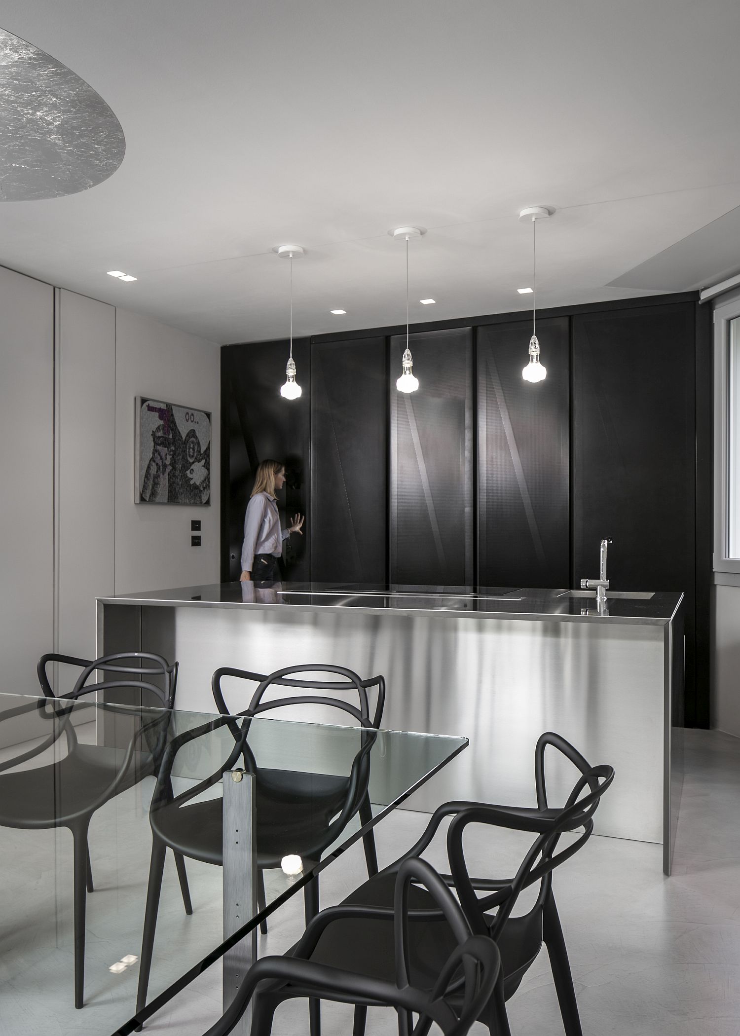 Metallic-backdrop-in-black-for-the-kitchen-in-neutral-hues