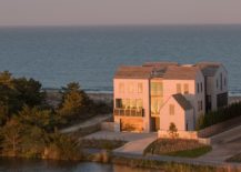 Strip-of-land-between-sea-and-the-lake-holds-the-multi-level-vacation-home-in-Delware-217x155