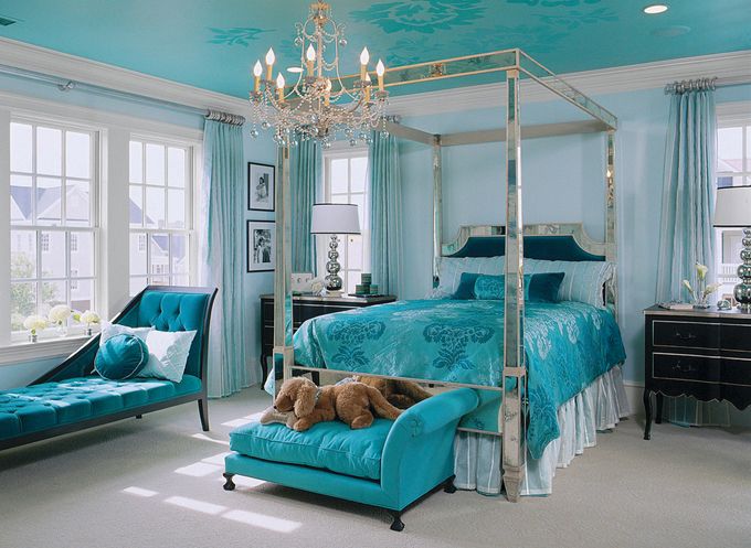 Turquoise-bedroom-decor-with-mirrored-bed-canopy