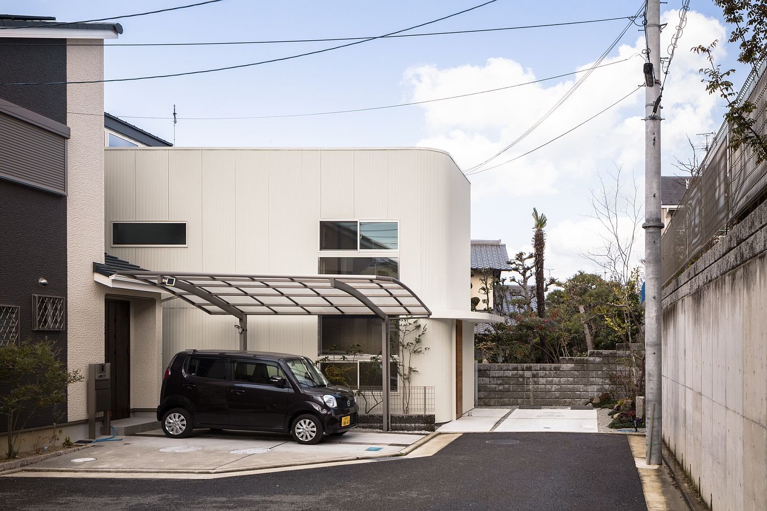 View of the entrance and the parking at the Melt House in Japan